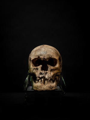 Kopf mit Ohrringen 2018 / Fotografie / Auflage 10 + 2 AP<br />(Bronzezeit 1.000 Jahre v. u. Z.)<br />