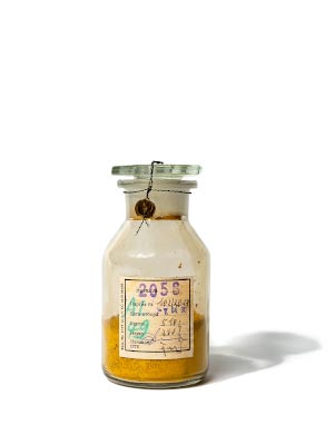 Flasche mit Yellow Cake 2018 / Fotografie / Auflage 10 + 2 AP<br />(Endprodukt beim Uranabbau, wird zur Herstellung der Atombombe bentigt)